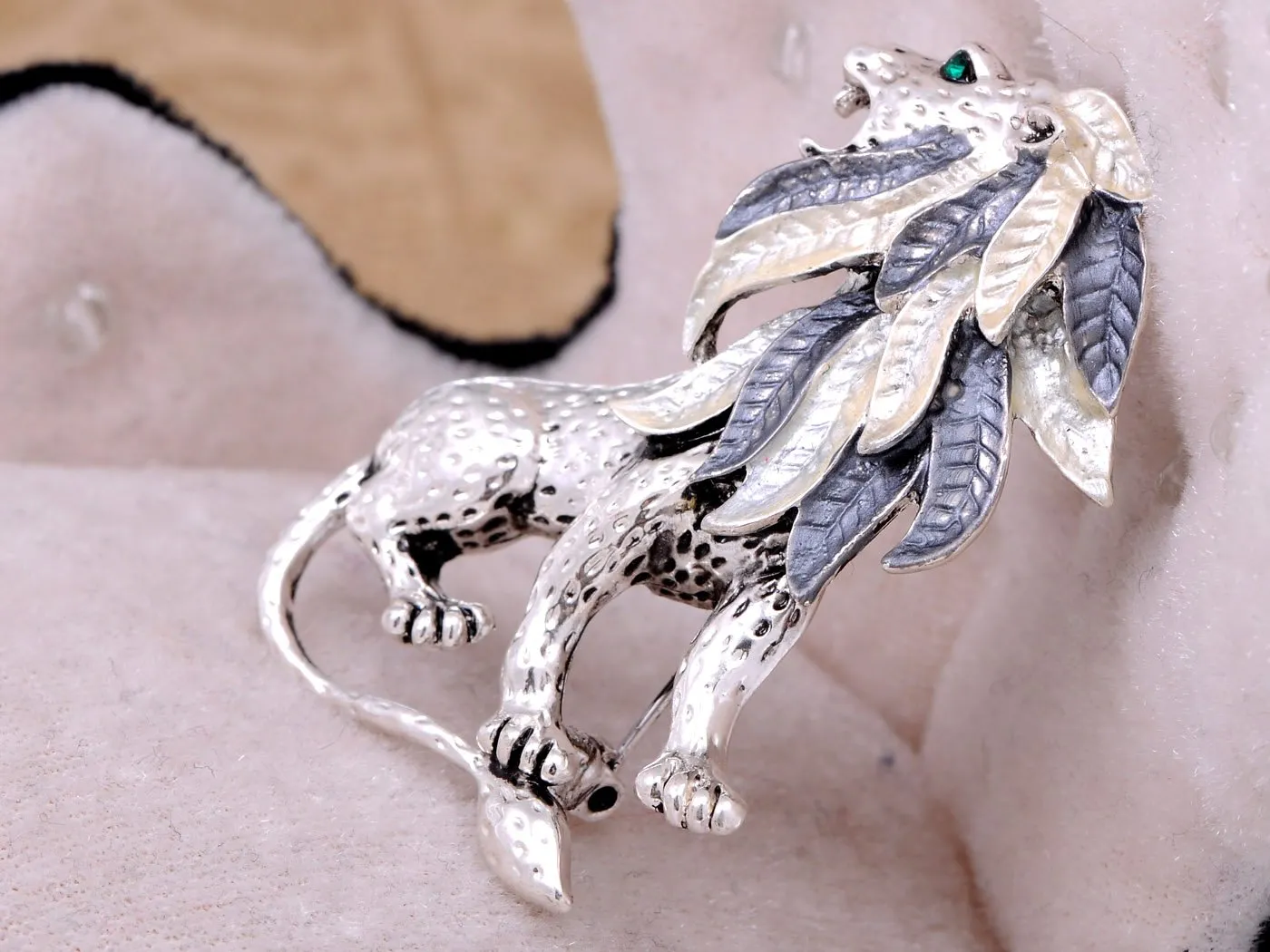 Alilang Silvery Tone Etched Grey Leaf Jungle Lion King Mane Brooch Pin