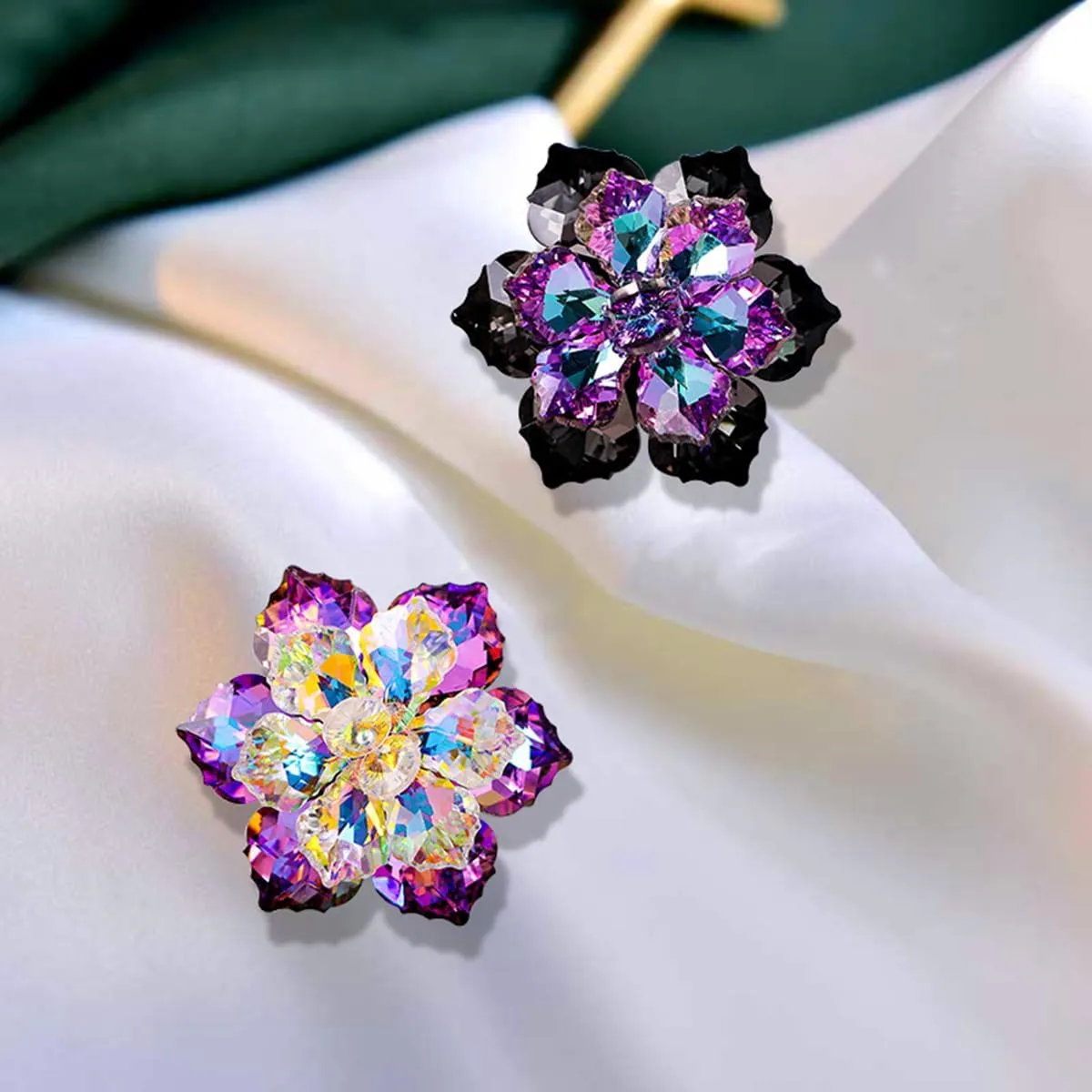 Rhinestone Sunflower Brooch Pin for Women Red Black Purple Large Flower Brooch Snowflake Brooch Marquise Wreath Brooches Jewelry